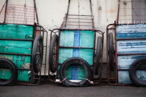 This work takes the redevelopment of Gwangmyeong New Town in Korea as its subject.

What is important, however, is that the work is not simply about the changing urban landscape. The redevelopment is closely connected to the artist’s personal memories and experiences.

In this sense, the work is both a photographic record of urban redevelopment and a photographic exploration of personal memory.